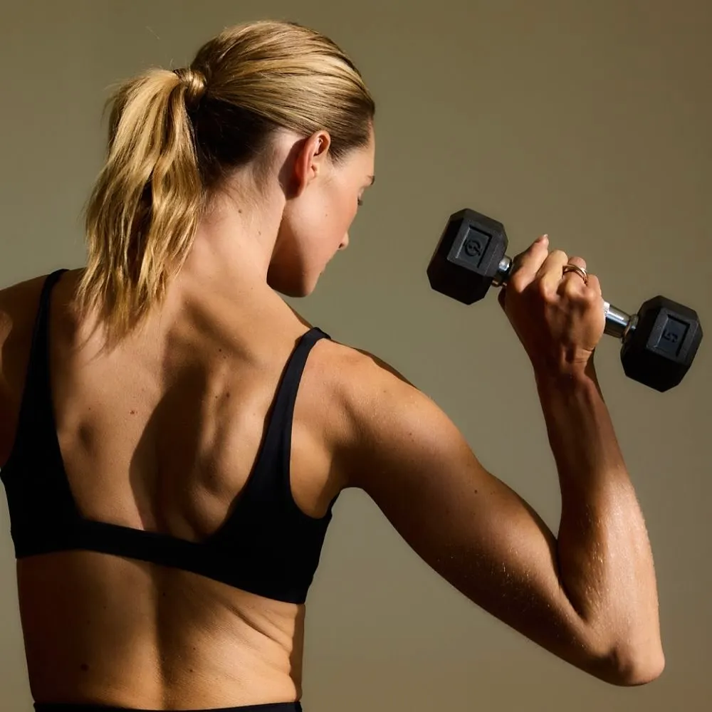 Cô gái đang vận động để cân bằng giữa bữa ăn lành mạnh và bữa ăn "thả ga".