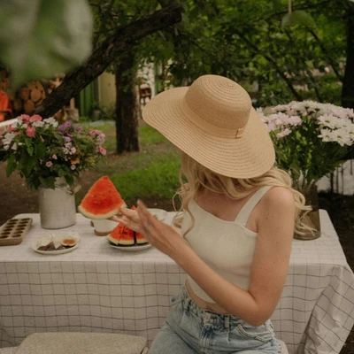 Cô gái nghỉ ngơi ngày nắng nóng