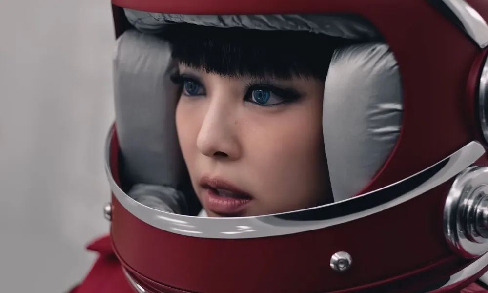 Jennie đội nón phi hành gia, đeo lens xanh dương.