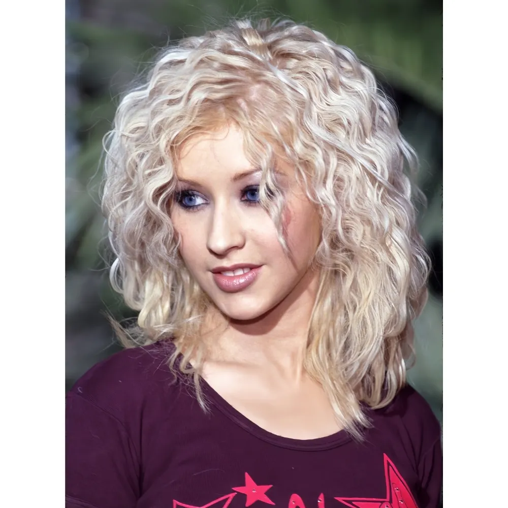 Nữ ca sĩ người Mỹ Christina Aguilera tạo dáng tại một sự kiện với mái tóc xoăn hippie.