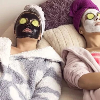 Trị thâm mụn-Hai cô gái đắp mặt nạ.