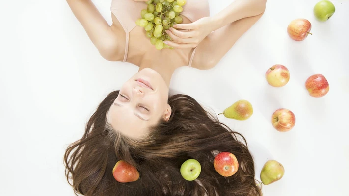 Cô gái đang nằm ôm trái cây-phục hồi da