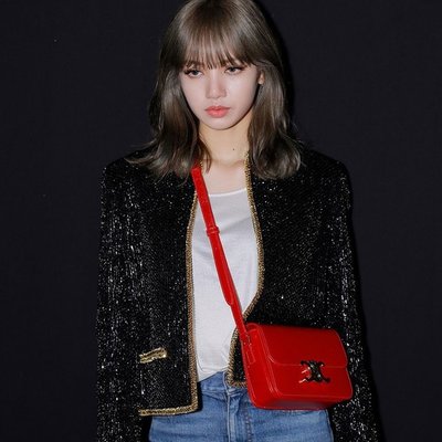 lisa diện túi đeo chéo màu đỏ