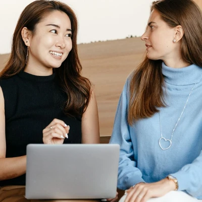 cô gái áo xanh nói chuyện với mentor