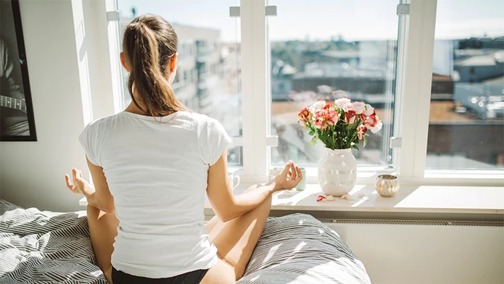 thiền chánh niệm cô gái ngồi thiền bên cửa sổ