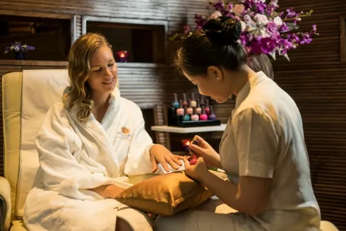 Với 4 phòng làm tóc và làm móng riêng cùng 3 không gian chăm sóc móng tay / móng chân kín đáo tại tầng 7, tất cả đều được thiết kế trang nhã, quý phái, mở ra không gian ngắm cảnh tuyệt vời, dịch vụ làm đẹp của The Spa trở thành lựa chọn hàng đầu cho các vị khách quan trọng và những người sành điệu.