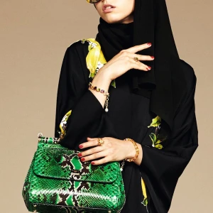 những chiếc túi xách hài hòa với tổng thể trang phục và lối trang điểm nhẹ nhàng, khiêm tốn giúp các cô gái tự tin diện trang phục.