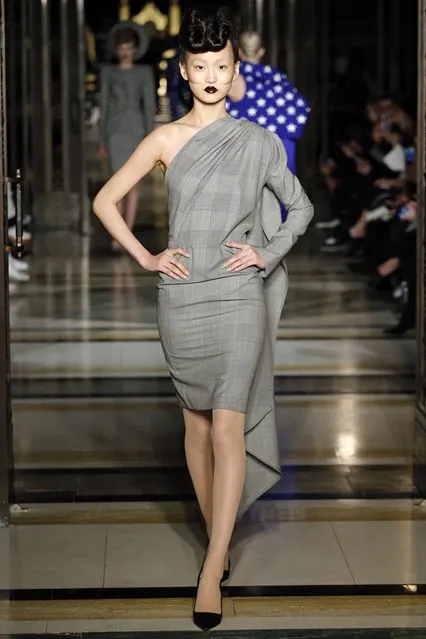 Những chi tiết draping này gợi nhớ tới phong cách thiết kế quen thuộc của Vivienne Westwood