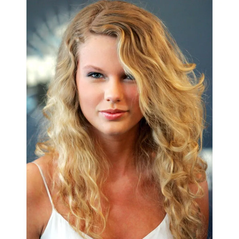 Hình ảnh Taylor Swift với tóc xoăn