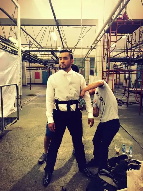 Petey Nguyễn đang được ekip trang bị bảo hộ tỏng một cảnh quay