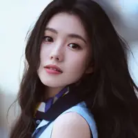cô gái với dáng lông mày cong dài