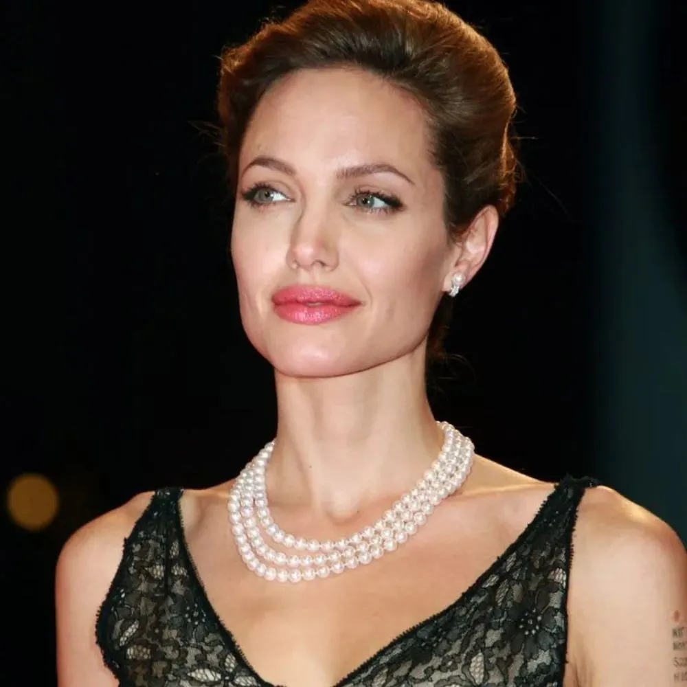 Angelina Jolie với mắt khói và tóc búi cổ điển tại