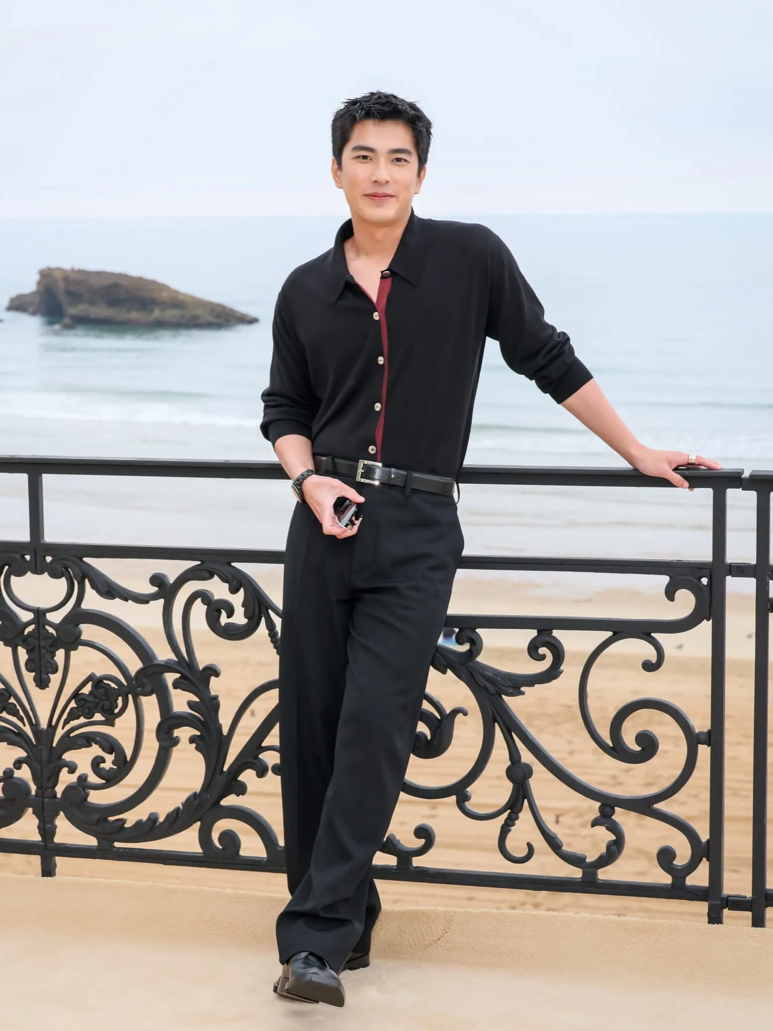 Tằng Kính Hoa lần đầu xuất hiện tại buổi trình diễn của Chanel. Nam diễn viên diện chiếc áo polo dệt kim dài tay tối giản màu đen với điểm nhấn viền đỏ thanh lịch ở hàng cúc, phối cùng quần tây đen ống rộn