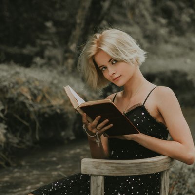cô gái thành công ngồi đọc sách