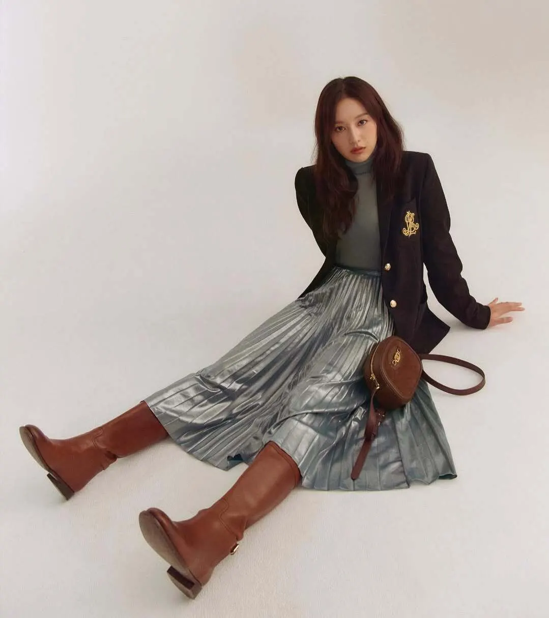Kim Ji Won và vest với váy