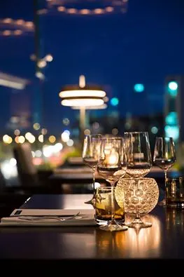 Chọn một không gian sang trọng với những món ăn ngon để dành tặng Cha. 