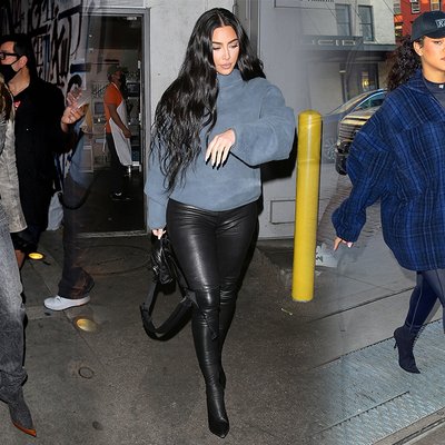 kim kardashian và julia fox đụng hàng pantaboots giày liền quần