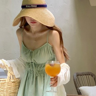 Cô gái Hàn cầm ly nước chanh dây