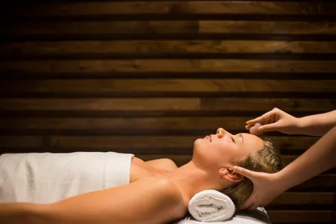 Các gói massage đặc sắc của dòng sản phẩm ila và Voya bao gồm gói Five Elements (Ngũ Hành) sử dụng 5 loại tinh dầu của thương hiệu ila và gói Seaweed Hot Stone (Tảo biển đá nóng) của thương hiệu Voya.