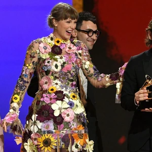 taylor swift chiến thắng hạng mục album của năm Grammy 2021