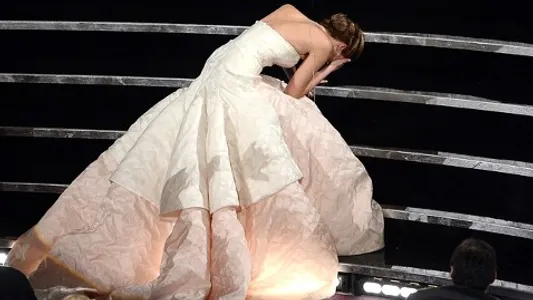 J.Law đã từng té ngã vào Oscar năm ngoái khi lên sân khấu nhận giải Diễn viên chính xuất sắc nhất