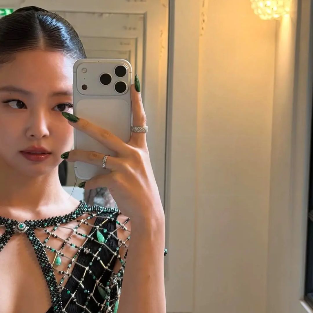 Jennie trang điểm tone trầm, với bộ móng xanh ngọc tại show Chanel