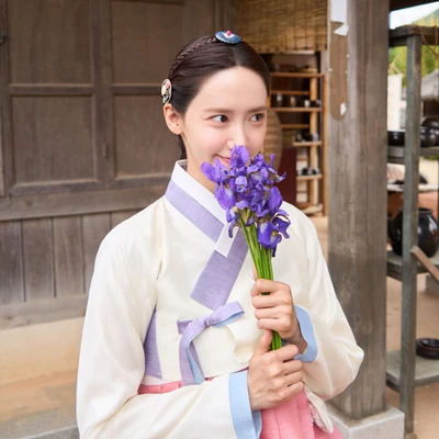 Yoona (SNSD) ngửi hoa diên vĩ trong Ngự Trù Của Bạo Chúa.