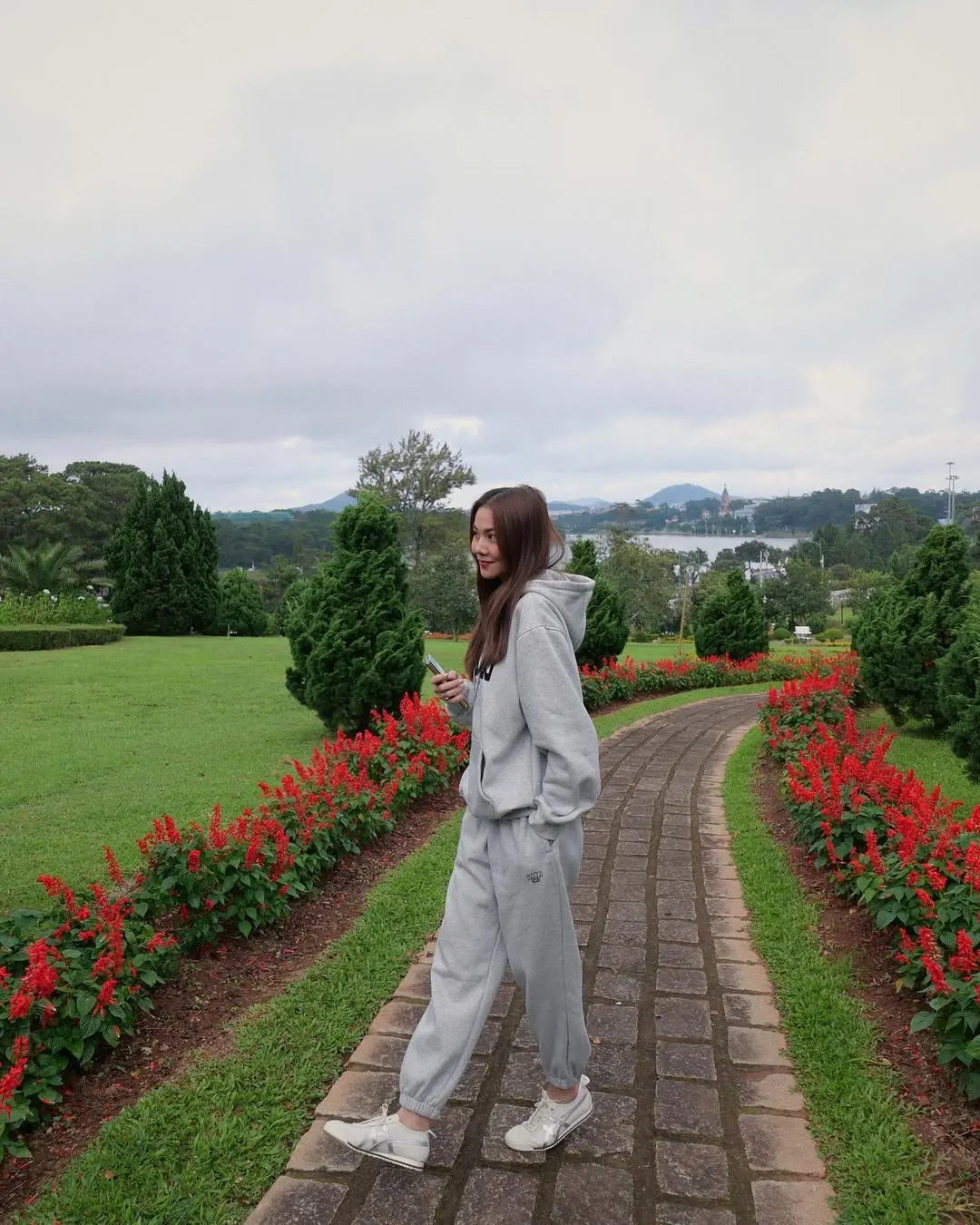 thanh hằng mặc hoodie thể thao