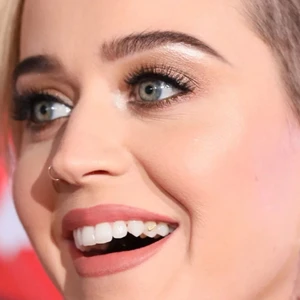 Katy Perry và mẫu răng đính đá