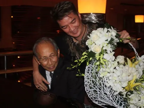 Đàm Vĩnh Hưng mang hoa đến xin lỗi nhạc sỹ Nguyễn Ánh 9