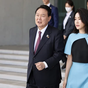 phong cách thời trang nổi loạn của Kim Keon Hee