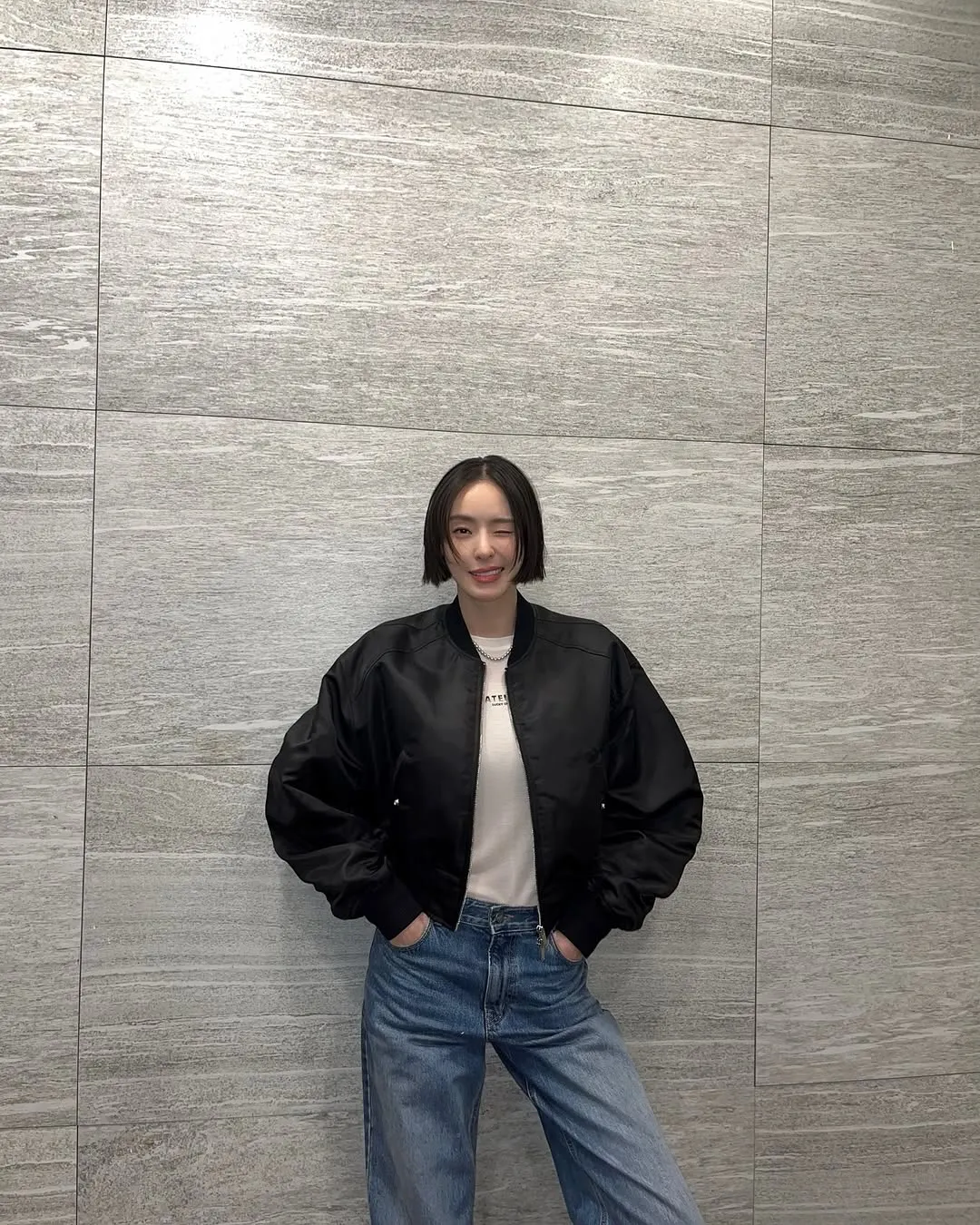 phối áo khoác và quần jeans năng động lee da hee trong bảo hiểm ly hôn
