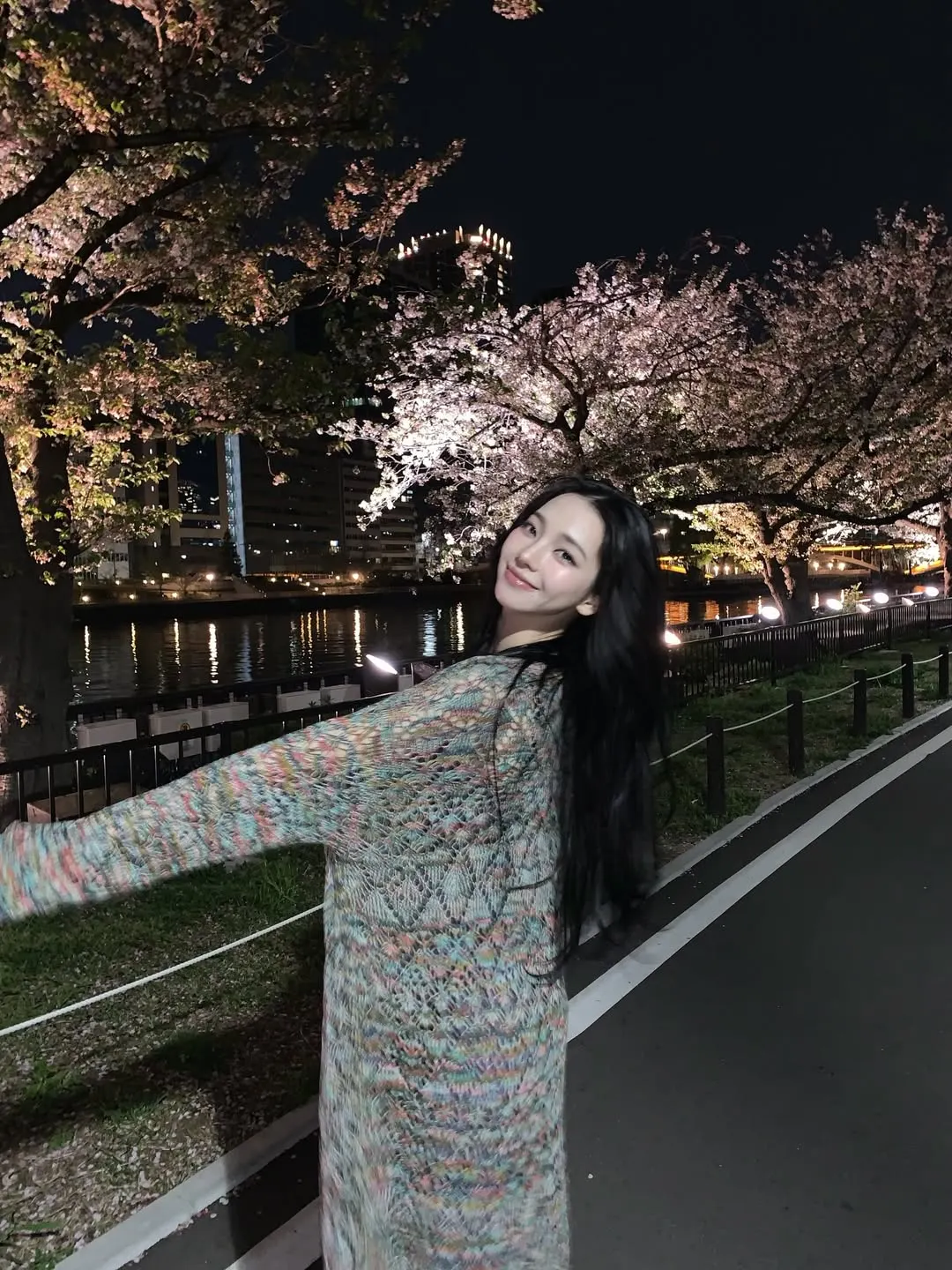 Karina diện chiếc váy slip dáng dài màu tím đậm