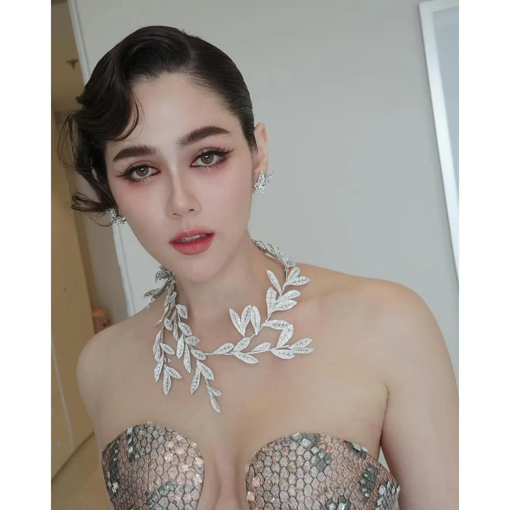 Layout trang điểm của Chompoo Araya.