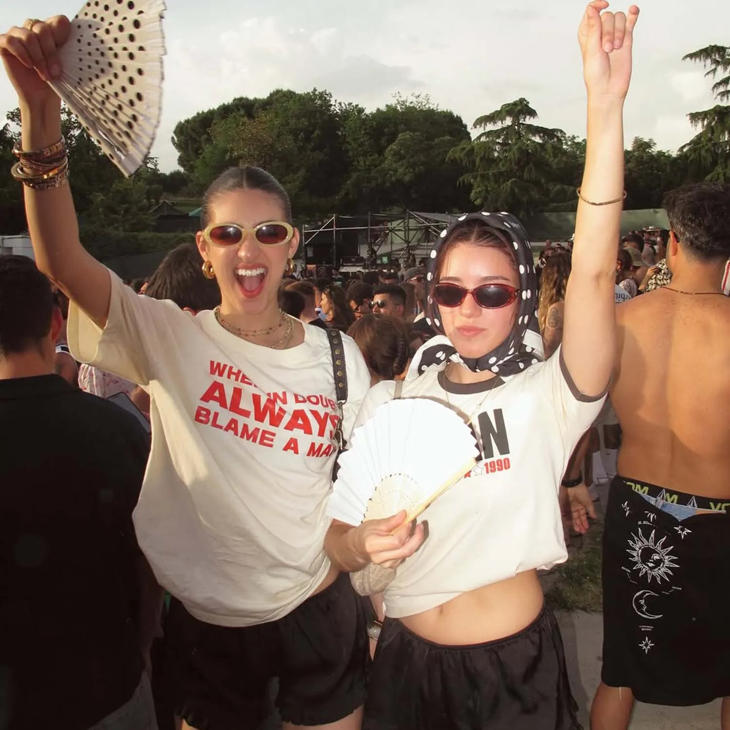 Hai cô gái tham dự nhạc hội âm nhạc EDM ngoài trời