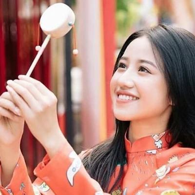 Những món đồ trang điểm cần có trong túi xách khi đi chơi Tết.
