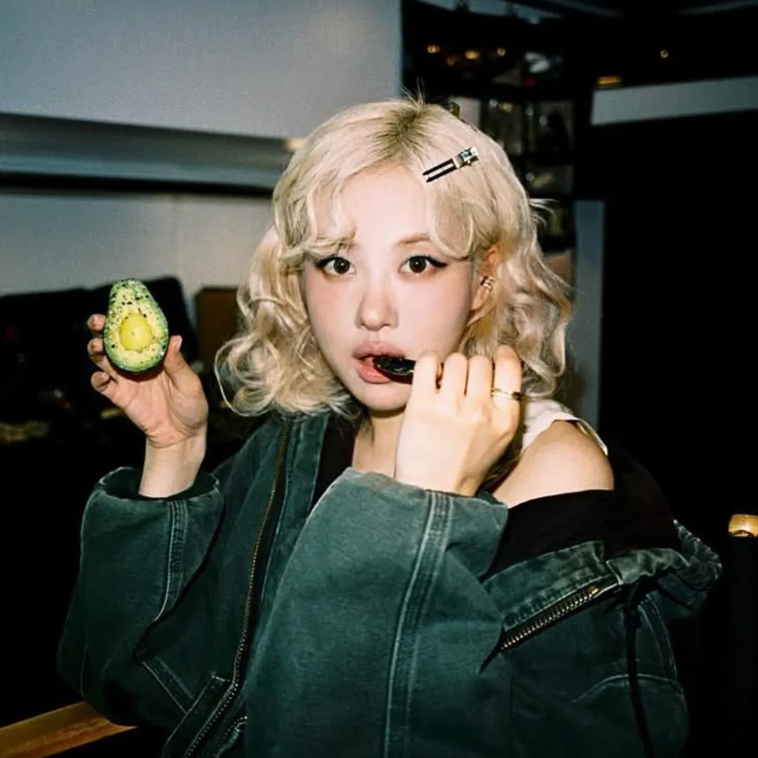 Rosé cầm quả bơ