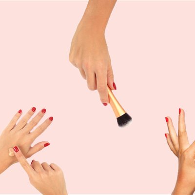 Sự khác biệt giữa những cách trang điểm kem nền bằng cọ, mút và ngón tay