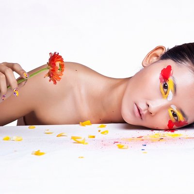 Quy tắc sinh ra là để bị phá bỏ, màu đỏ -vàngtrắng được sử dụng làm màu mắt cho sắc độ của những cánh hoa rực rỡ.