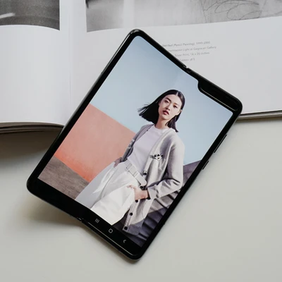 Galaxy Fold Hands điện thoại thông minh