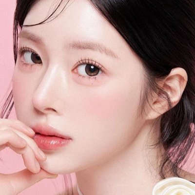 Cô gái Hàn da trắng, trang điểm trong veo - cọ trang điểm