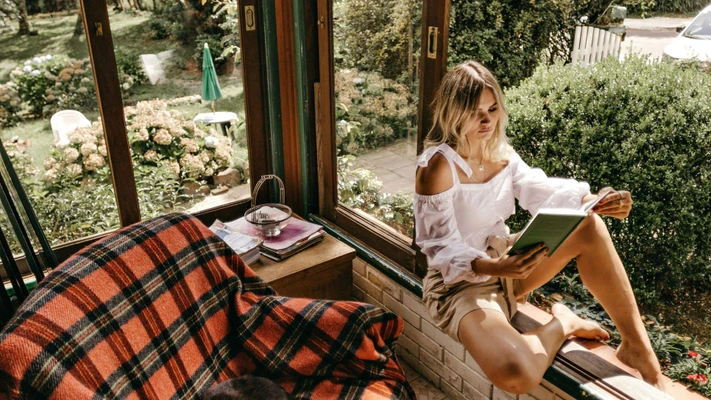 CÔ GÁI với thói quen NGỒI ĐỌC SÁCH CÓ CƠ HỘI THĂNG TIẾN