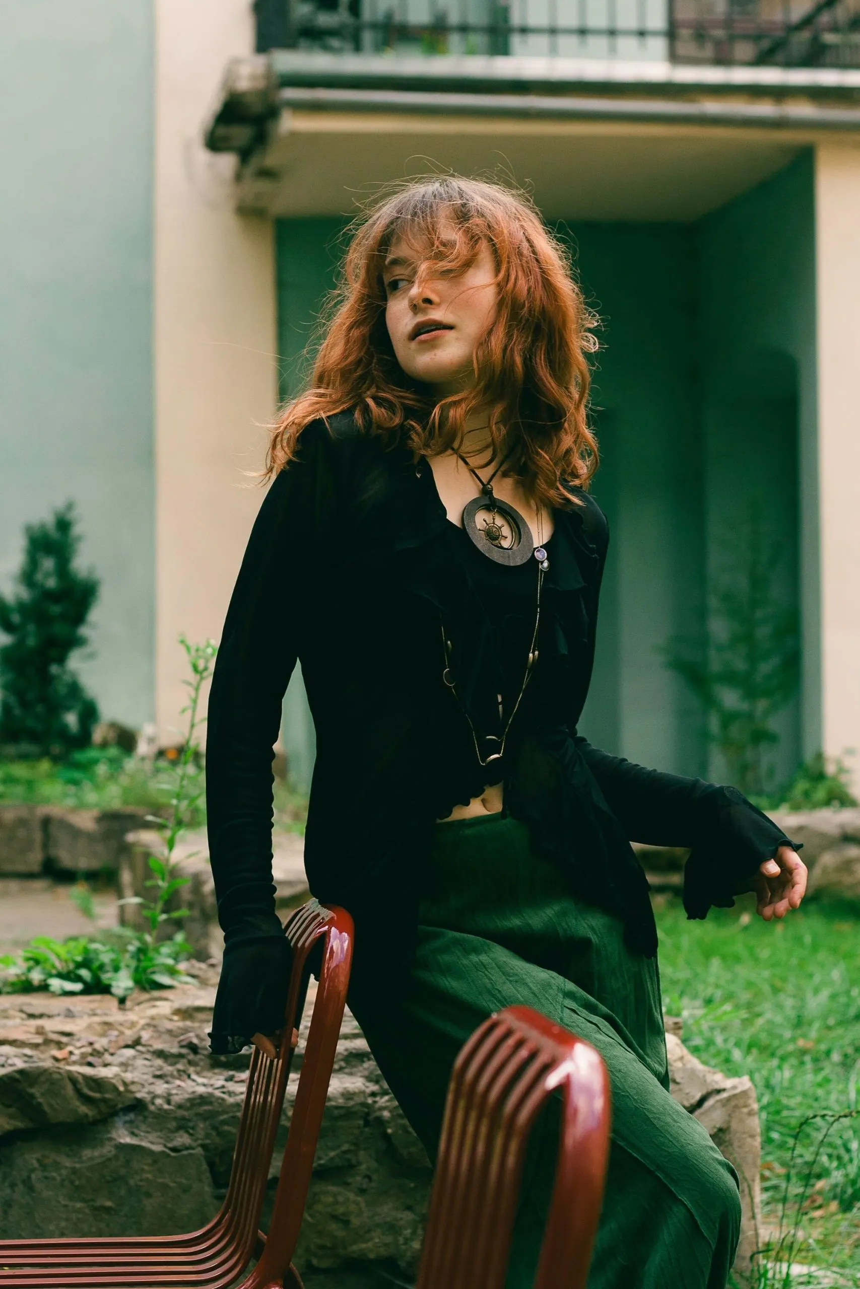 cô gái mặc đồ đen tóc đỏ