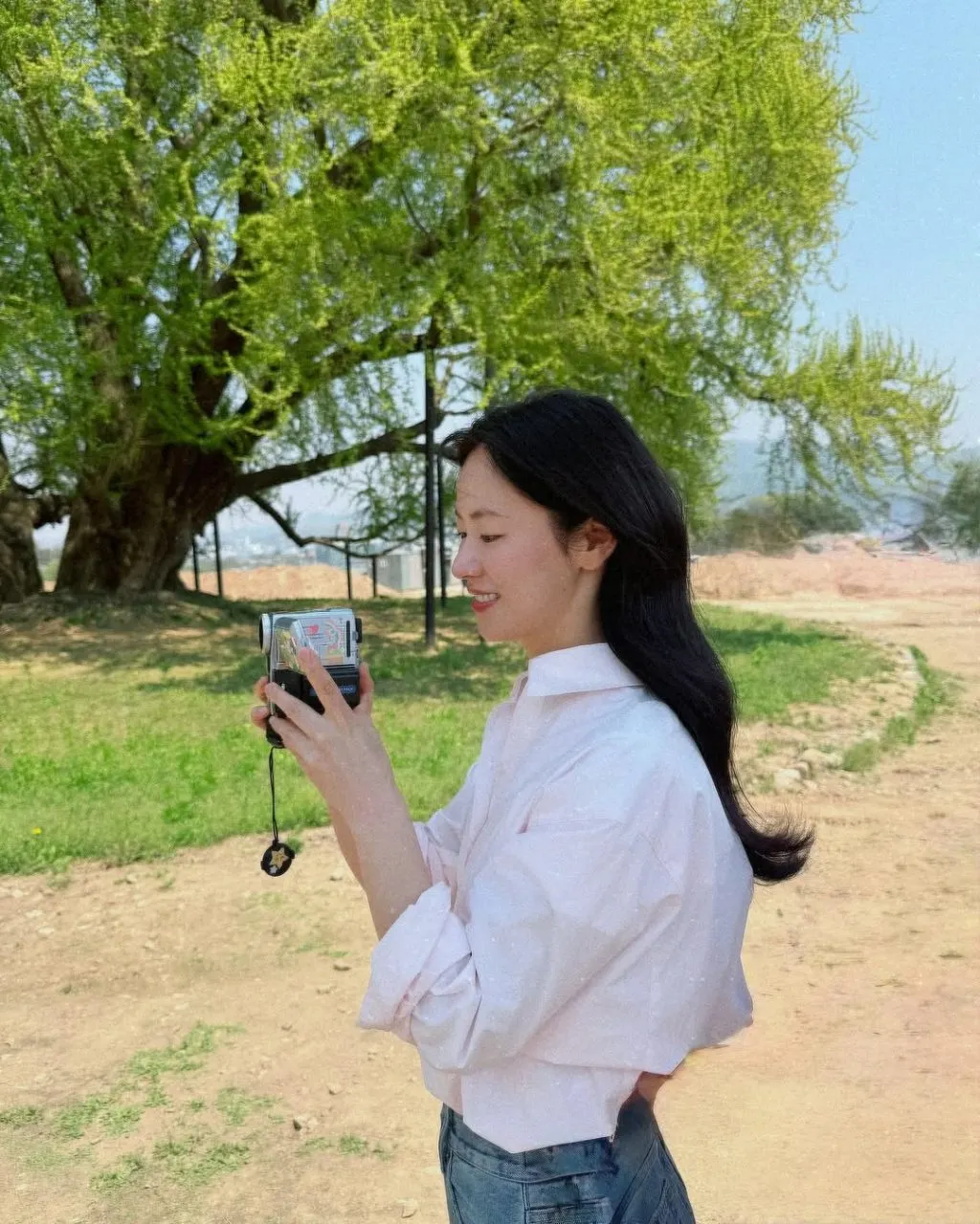 Trang phục Jeon Yeo-bin basic với áo sơ mi, quần jeans và sneakers trắng