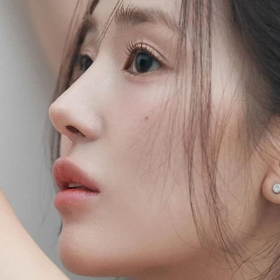 Cô gái châu Á với hai xỏ khuyên tai đẹp