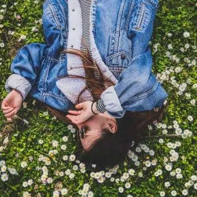 dấu hiệu công nhận - cô gái nằm trên bãi cỏ