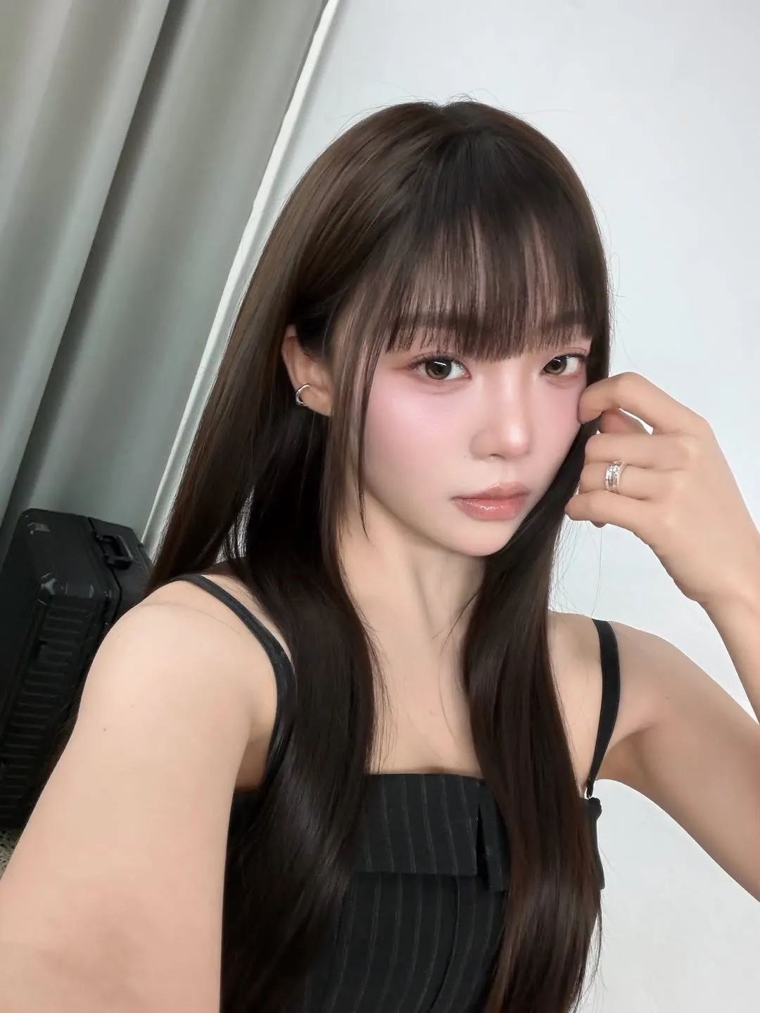 Cô gái tóc dài đen bóng, có mái