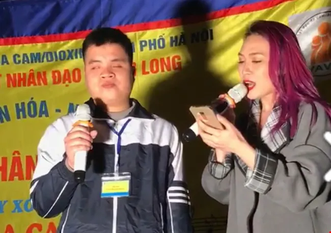 Ca sĩ Mỹ Tâm lên hát trên sân khấu đường phố.