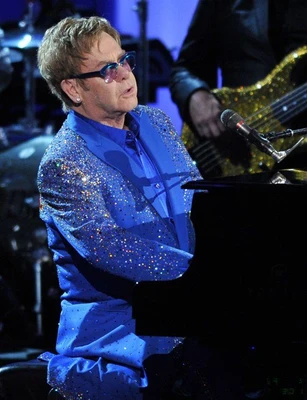 Ve si cu kien Elton John quay roi tinh duc – ellevn - 00