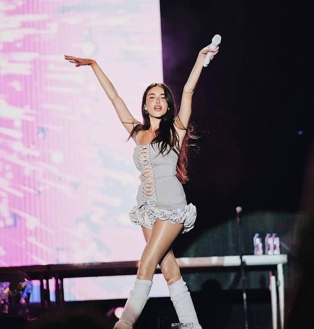 Nữ ca sĩ Madison Beer nổi bật trong chiếc váy mini có chi tiết dây đan corset ở thân trước và chân váy bèo nhún.